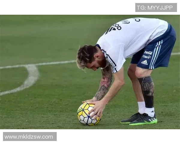 足球明星的纹身图案引发热议网友称其设计实在太丑了